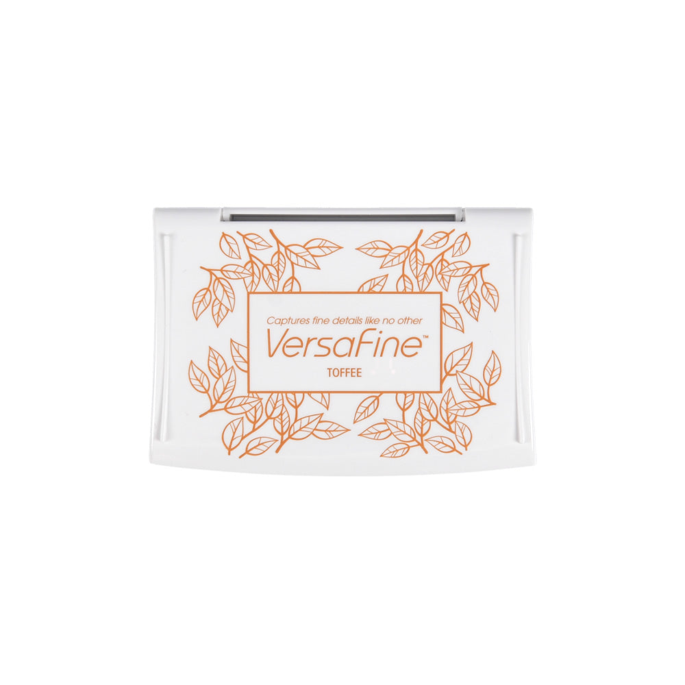 Ein weißes Tsukineko VersaFine Stempelkissen in Toffee, verziert mit orangefarbenen Blättern-perfekt für feine Details dank hochwertiger Pigment-Tinte.