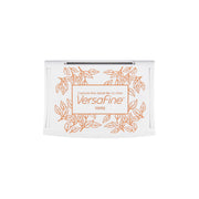 Ein weißes Tsukineko VersaFine Stempelkissen in Toffee, verziert mit orangefarbenen Blättern-perfekt für feine Details dank hochwertiger Pigment-Tinte.