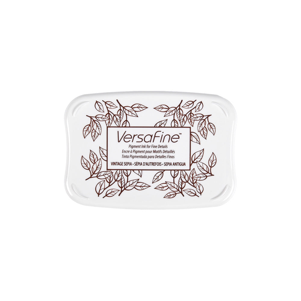 Ein Tsukineko Versafine Stempelkissen mit Blattmotiv und Vintage Sepia Etikett auf weißem Hintergrund, ideal zum Stempeln feiner Details mit hochwertiger Pigment-Tinte.