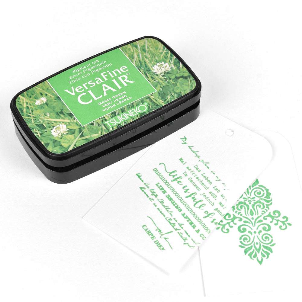 Das Tsukineko VersaFine Clair Green Stempelkissen liefert gestochen scharfe, leuchtend grüne Pigmenttintenabdrücke, die auf gestempelten Anhängern mit auffälligen Motiven zu sehen sind - perfekt für alle Ihre kreativen Projekte.
