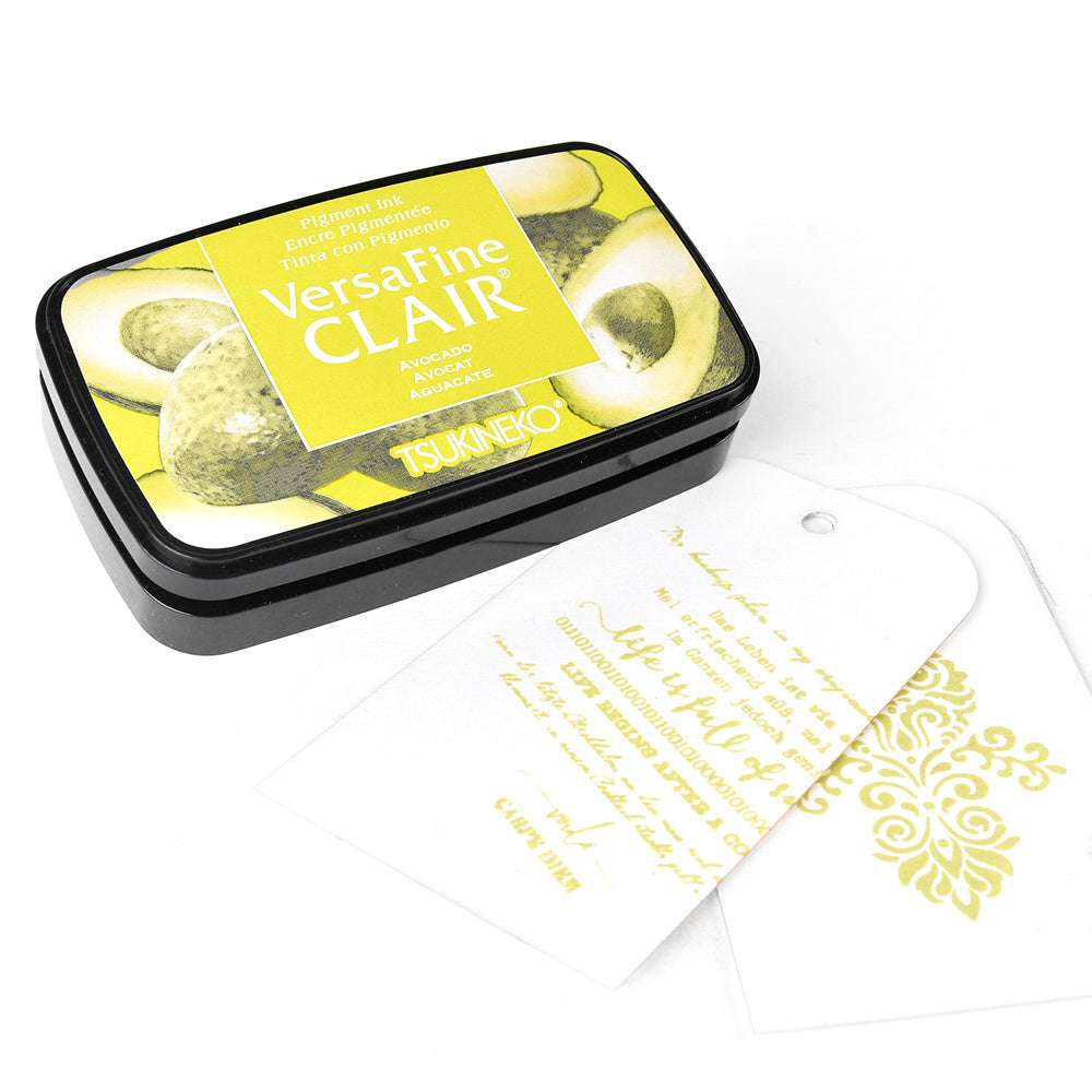 Tsukineko VersaFine Clair Avocado Stempelkissen mit gestempelten Tags, die Muster und Text in gelb-grüner Pigment-Tinte zeigen.