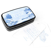 Ein blaues Tsukineko Versafine Clair Stempelkissen mit zwei gestempelten weißen Anhängern, die mit hochwertigen Pigment-Tinten gestochen scharfe blaue Motive und Texte zeigen.