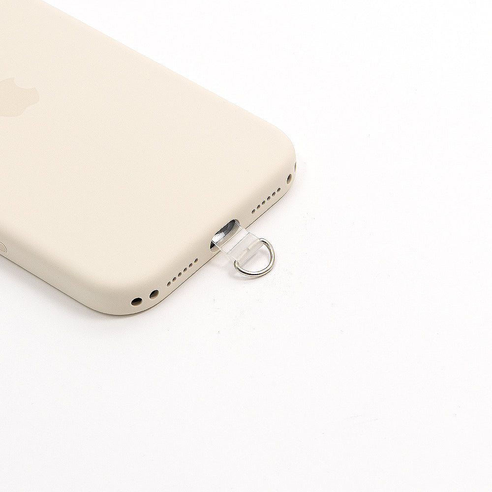 Eine beigefarbene Smartphone-Hülle von Alexandra Renke mit einem kleinen Metallring am Ladeanschluss – ideal für Smartphone-Zubehör und zum sicheren Befestigen deiner Lieblings-Handy-Patch-Handykette.