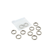 Zehn silberne Schlüsselanhänger mit robusten Karabinerhaken und einem kleinen durchsichtigen Beutel mit Reißverschluss von Alexandra Renke, ideal für DIY-Projekte oder zum Basteln individueller Handyketten, präsentiert vor weißem Hintergrund.