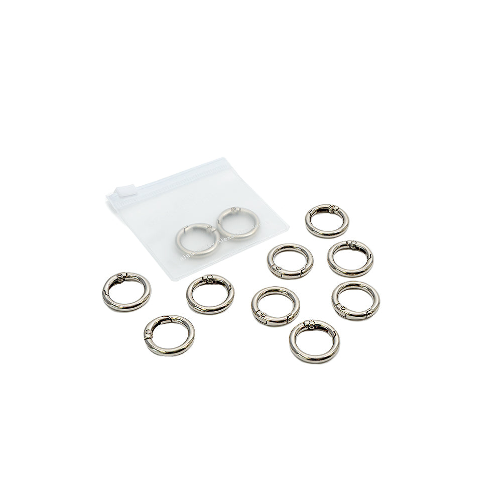 Zehn silberne Schlüsselanhänger mit robusten Karabinerhaken und einem kleinen durchsichtigen Beutel mit Reißverschluss von Alexandra Renke, ideal für DIY-Projekte oder zum Basteln individueller Handyketten, präsentiert vor weißem Hintergrund.