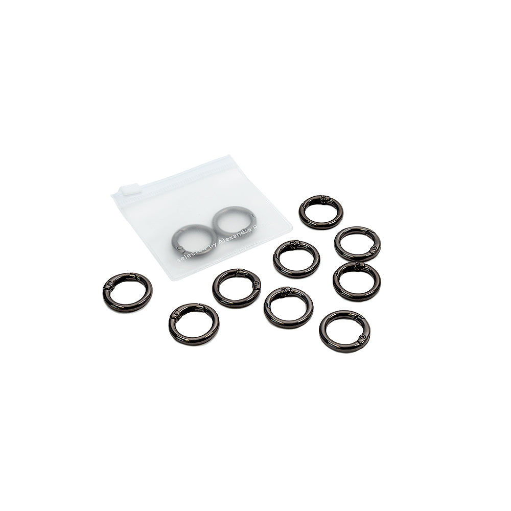 Zehn Metall-Schlüsselanhänger von Alexandra Renke mit einem kleinen Plastikbeutel mit Reißverschluss – ideal für DIY-Projekte oder zum Gestalten individueller Handy-Anhänger –, präsentiert auf weißem Hintergrund.