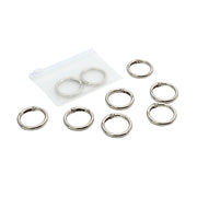 Acht silberne Ringbinderringe von Alexandra Renke, sechs außen und zwei in einem durchsichtigen Beutel mit Reißverschluss, auf weißem Hintergrund – ideal für DIY-Projekte oder zum Befestigen an Handyketten mit einem sicheren Karabinerhaken.