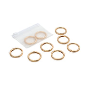 Acht goldene Creolen von Alexandra Renke werden in einem durchsichtigen Beutel mit Reißverschluss geliefert und auf weißem Hintergrund präsentiert – ideal für DIY-Projekte oder zum Kombinieren mit deinen Lieblings-Handyketten.