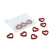 Sieben rote, herzförmige „Alexandra Renke Herz-Karabiner“-Clips, zusammen mit einem weißen Beutel, angeordnet auf weißem Hintergrund – ideal für DIY-Projekte oder zum Basteln eigener, einzigartiger Handy-Anhänger.