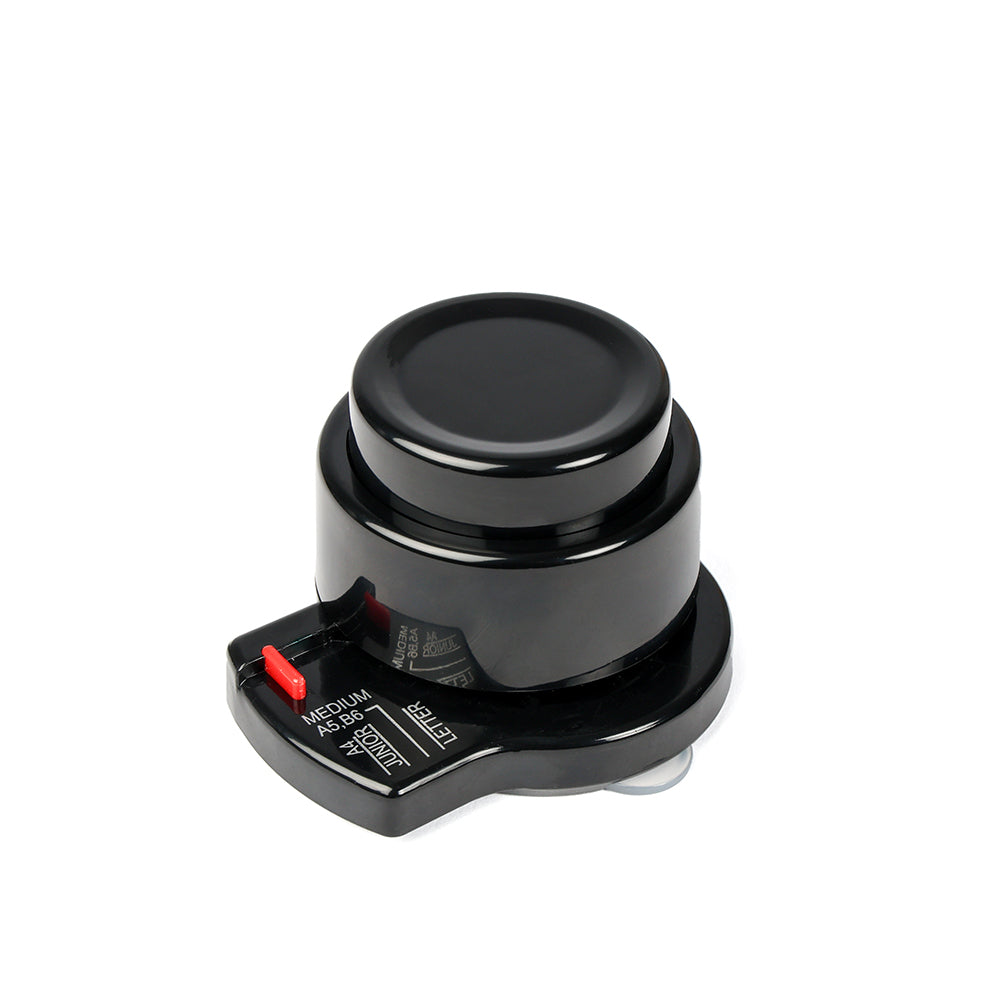 Der Alexandra Renke Dosenöffner aus schwarzem Kunststoff verfügt über einen runden Knopf und beschriftete Soft-, Medium- und Leather-Einstellungen - perfekt für Ihr nächstes Buchbindeprojekt oder als Stanzer für Bindescheiben zum einfachen Lochen.