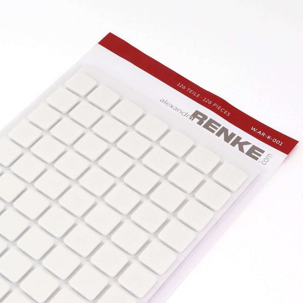 Eine Packung mit 125 kleinen weißen, quadratischen, doppelseitigen Klebepads von Alexandra Renke, die einen starken, dauerhaften Halt und ideale 3D-Effekte bieten.