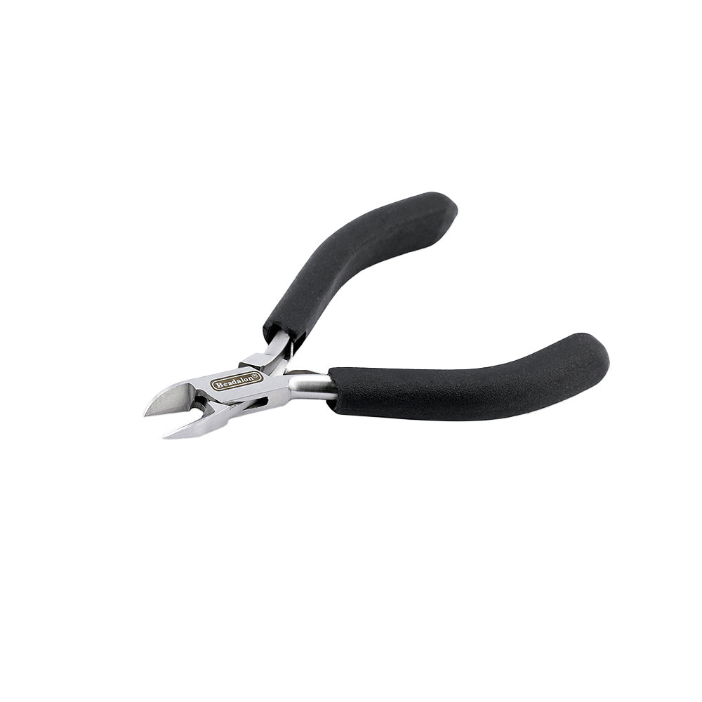 Kleine Seitenschneider mit schwarzen Griffen, leicht geöffnet und abgewinkelt, vor weißem Hintergrund – ideal für Drahtarbeiten oder filigrane Schmuckprojekte.