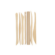 Sieben Modellierwerkzeuge aus Holz für Ton, die in einer Reihe angeordnet sind.