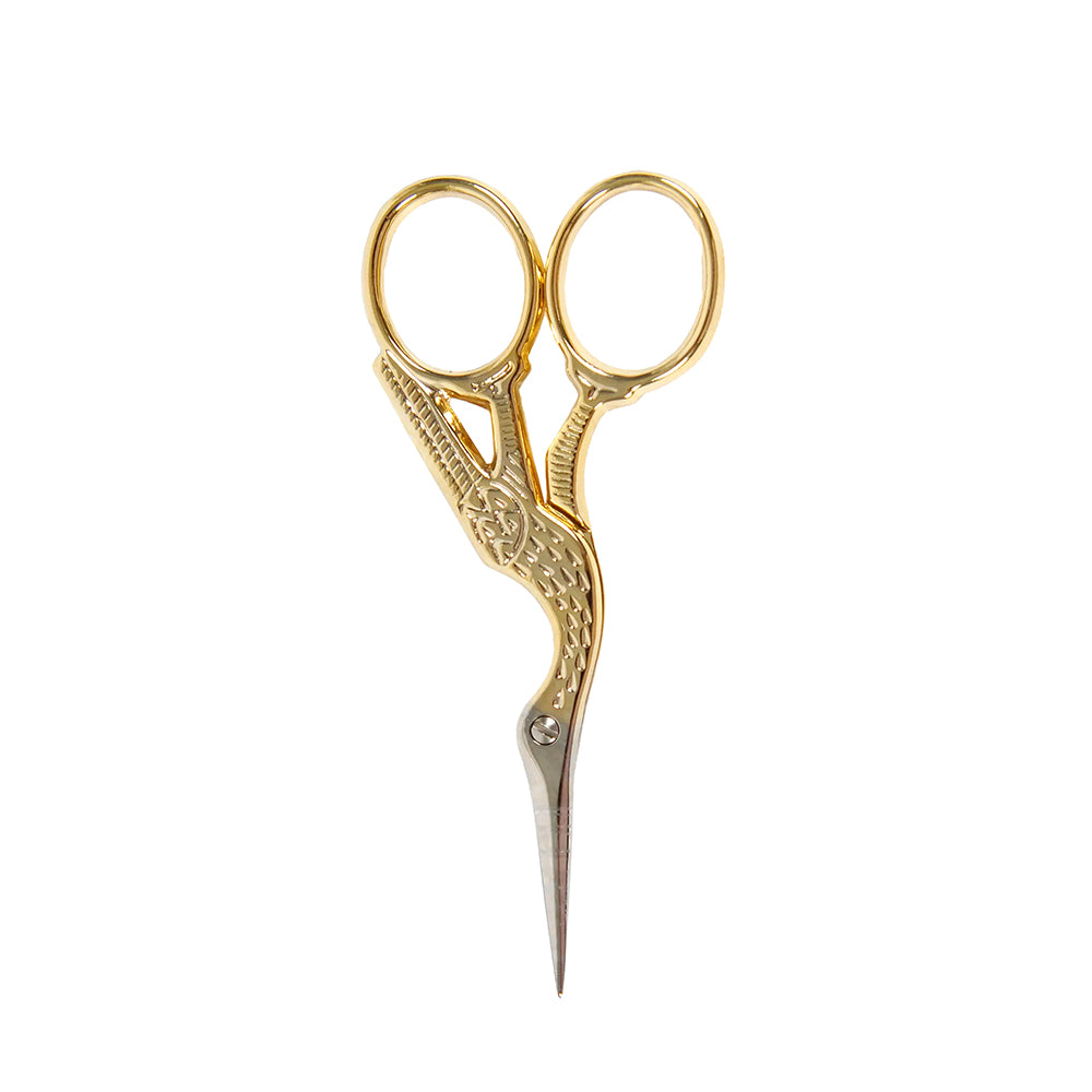 Goldfarbene Stickschere mit verzierten Griffen und spitzen silbernen Klingen, perfekt für Fadenarbeit, dargestellt auf weißem Hintergrund. Eine schöne Stickschere von DMC für detaillierte Handarbeiten.