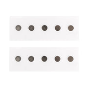 Zwei Reihen mit je fünf kleinen Scheibenmagneten N52 der Marke Alexandra Renke, bekannt als starke Magnete fürs Buchbinden, sind gleichmäßig auf weißem Hintergrund angeordnet.