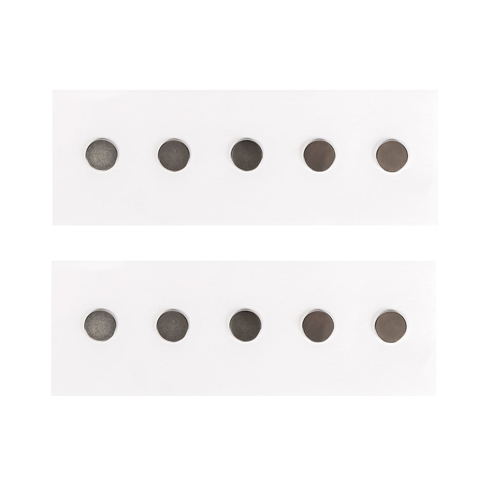 Zwei Reihen mit je fünf kleinen Scheibenmagneten N52 der Marke Alexandra Renke, bekannt als starke Magnete fürs Buchbinden, sind gleichmäßig auf weißem Hintergrund angeordnet.