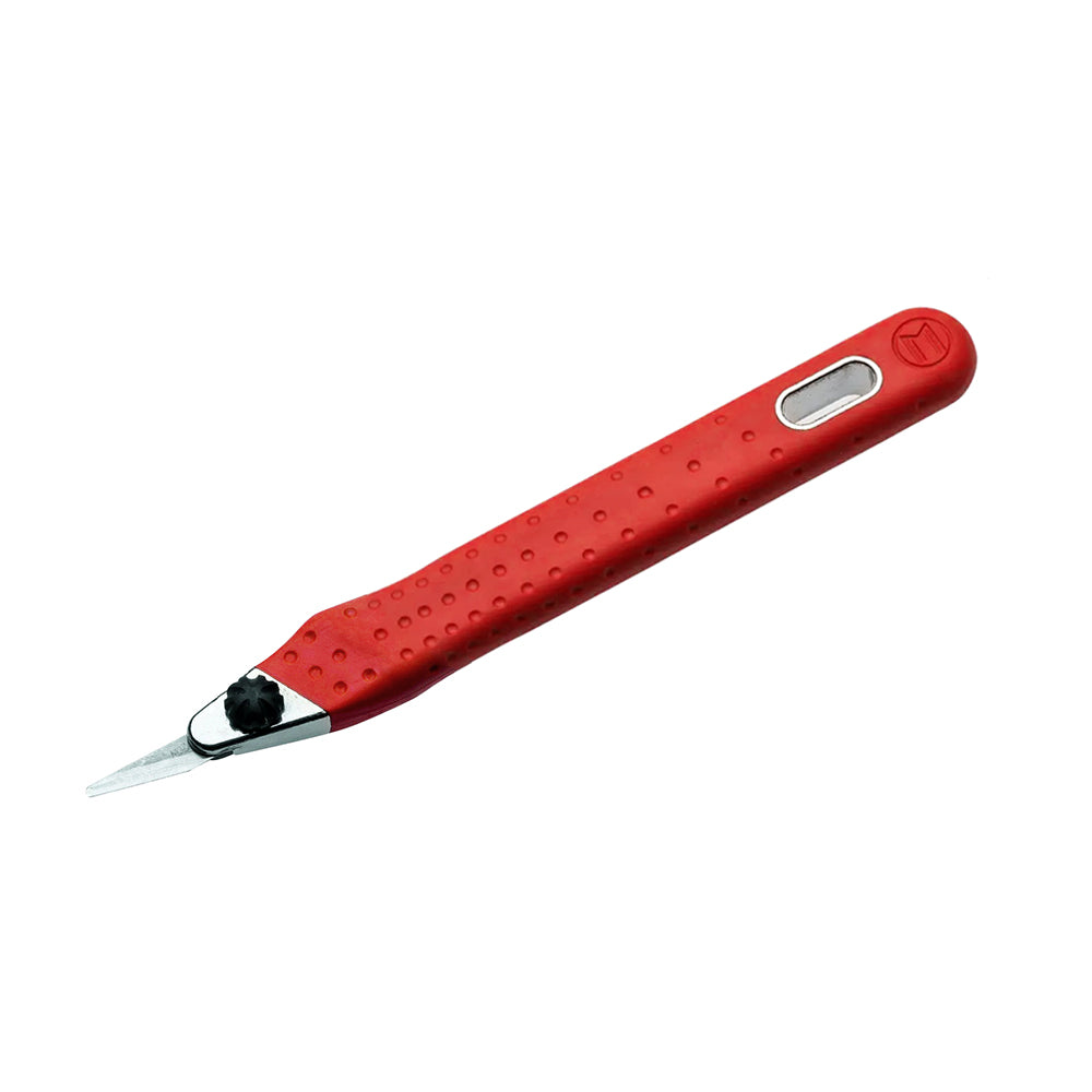 Ein Mozart Blades Präzisionsschnittmesser mit rotem Griff, kleiner, spitzer Klinge und strukturiertem Griff.