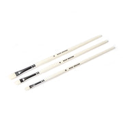 Drei Rico Design Acrylini-Pinsel mit weißem Stiel und flachen Borsten sind diagonal auf einem weißen Hintergrund angeordnet.