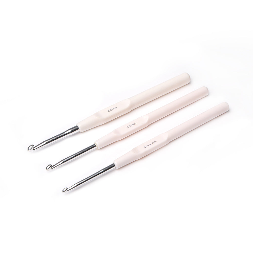 Drei Häkelnadeln mit weißem Griff von Rico Design in verschiedenen Größen sind diagonal auf weißem Grund angeordnet, ideal für alle Häkelnadel-Anfänger, die ein zuverlässiges Häkelnadel-Set suchen.