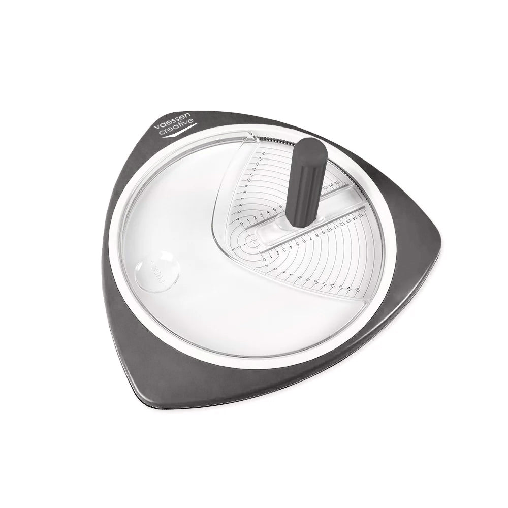 Der Vaessen Kreis-Mandolinenschneider verfügt über einen Griff, eine verstellbare Dicke und einen dreieckigen schwarzen Sockel - ideal für Bastelprojekte oder als Kreisschneider zum präzisen Kreise ausschneiden.