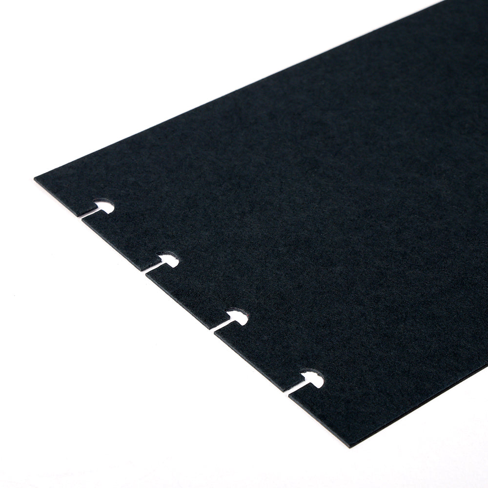 Schwarzes, rechteckiges Blatt von Vaessen mit gleichmäßig verteilten Kerben entlang einer Kante, zur Verwendung mit Disc-Bindung-Systemen, abgebildet auf weißem Hintergrund.