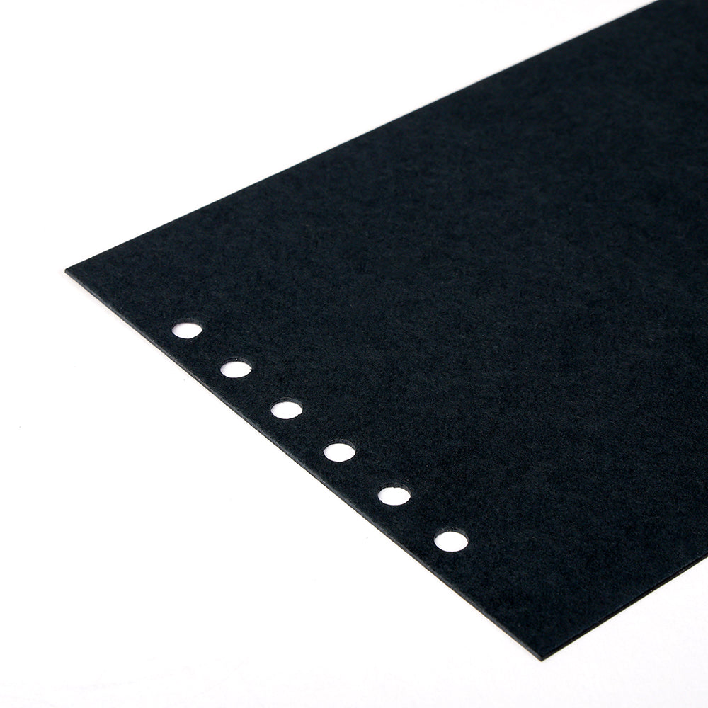 Ein schwarzes Vaessen-Papier mit sechs runden Löchern entlang des Randes für Disc-Bindung-Systeme, dargestellt auf weißem Hintergrund.