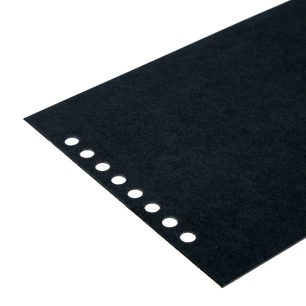 Schwarzes Blatt Papier mit gleichmäßig verteilten Löchern an einer Kante, kompatibel mit Kartusche 8 Löcher. Ideal für die Organisation von Dokumenten in einer Mappe oder einem Ordner mit der Vaessen Creative Bind Easy Bindemaschine. Marke: Vaessen.