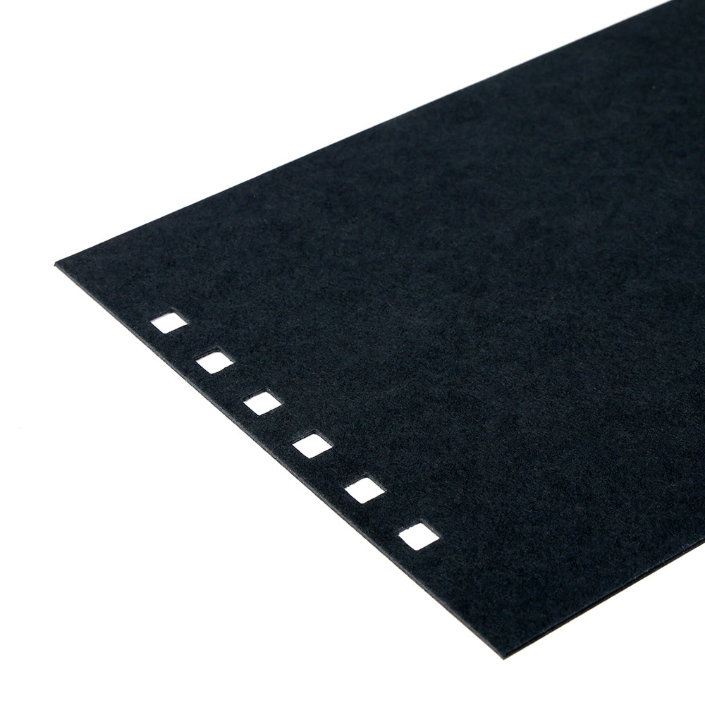 Schwarzes Blatt Papier mit sechs quadratischen Löchern an einer Kante, ideal für die Verwendung mit Vaessen-Bindemaschinen oder Metalldrahtrücken, abgebildet auf weißem Hintergrund.