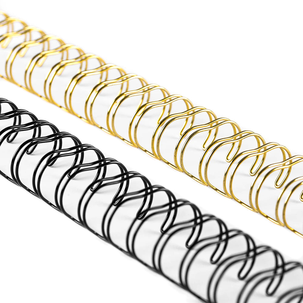 Nahaufnahme von goldenen und schwarzen Metall-Drahtbinderücken von Vaessen, die parallel auf einem weißen Hintergrund angeordnet sind.