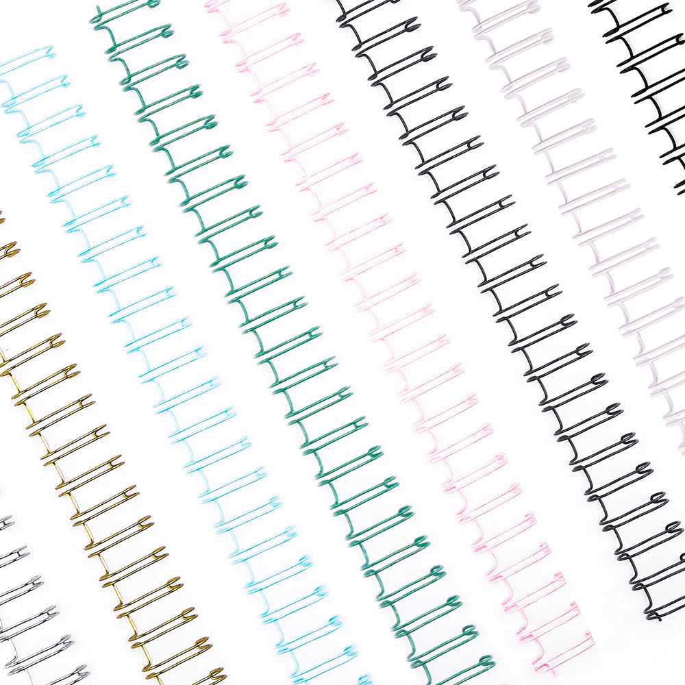 Bunte Vaessen Metall-Drahtbinderücken und Drahtkämme sind diagonal auf einem weißen Hintergrund angeordnet, ideal für die Verwendung mit der Bind Easy Bindemaschine.