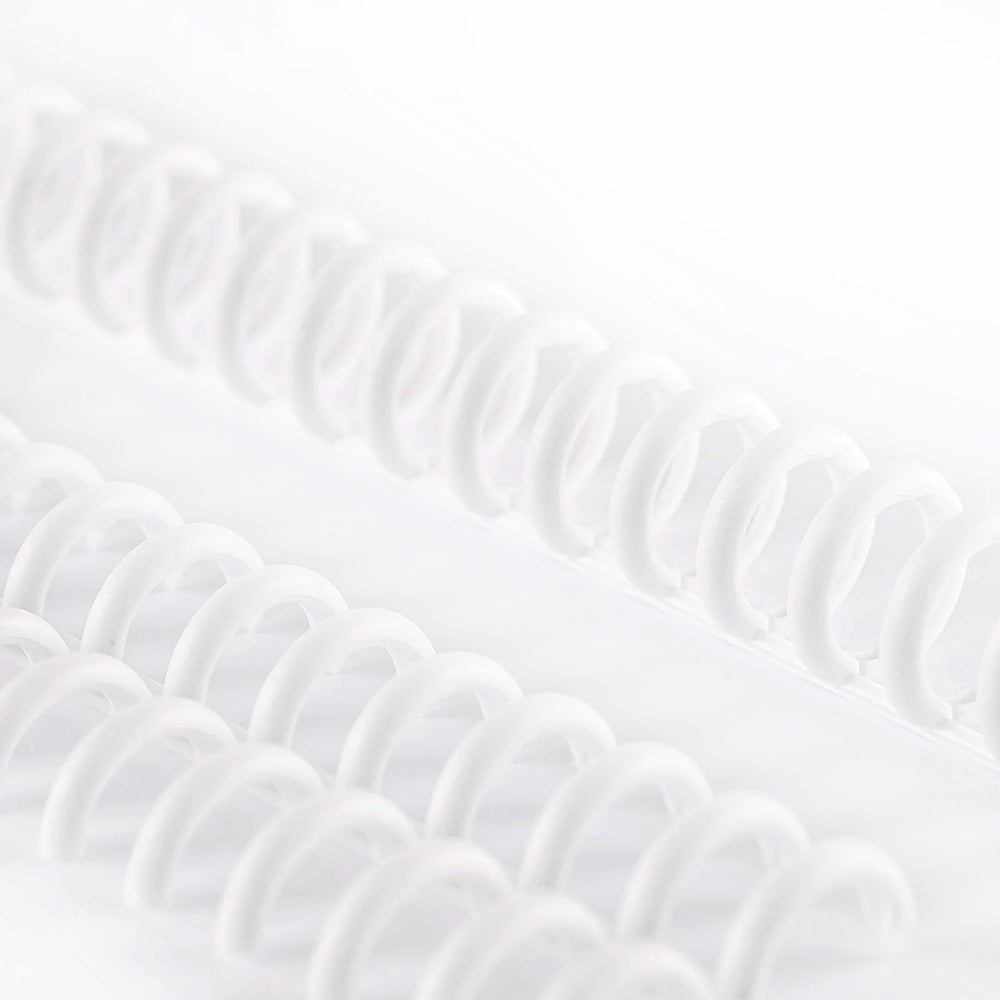 Nahaufnahme von zwei weißen Vaessen ClickBind Binderücken, die parallel auf einem weißen Hintergrund stehen.