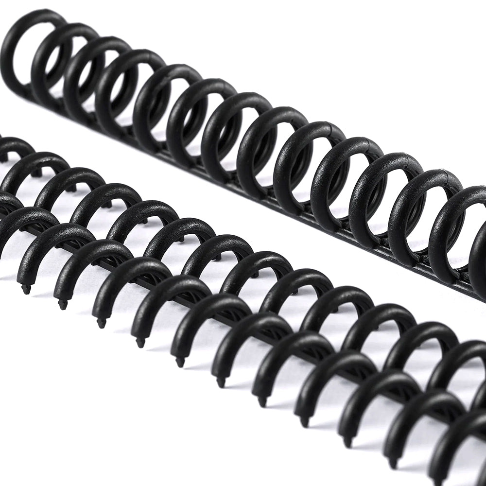 Nahaufnahme von zwei schwarzen Plastikspiralbindekämmen von Vaessen auf weißem Hintergrund.