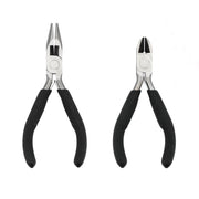 Zwei Vaessen Zangen mit schwarzen Griffen - eine spitze Spitze und eine flache Schneide - ideal zum Buchbinden oder als Drahtschneider, kompatibel mit Vaessen Creative Bind Easy, abgebildet auf weißem Hintergrund.