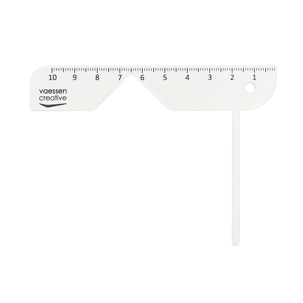 Weißes Vaessen-Kunststofflineal mit Einkerbung und Rechtsgriff - ideal als Buchumschlag-Hilfe und zum Abmessen von Notizbüchern oder anderen Buchbindungsprojekten.