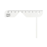 Weißes Vaessen-Kunststofflineal mit Einkerbung und Rechtsgriff - ideal als Buchumschlag-Hilfe und zum Abmessen von Notizbüchern oder anderen Buchbindungsprojekten.