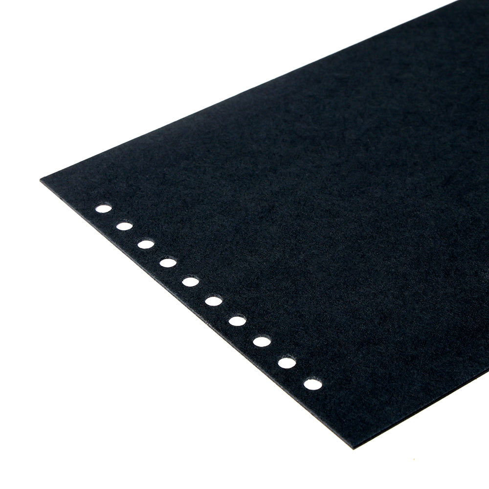 Schwarzes Vaessen-Papier mit einer Reihe von Löchern an einer Kante, auf weißem Hintergrund - ideal für die Verwendung mit Bind Easy Bindemaschinen oder Metall-Drahtbinderücken.