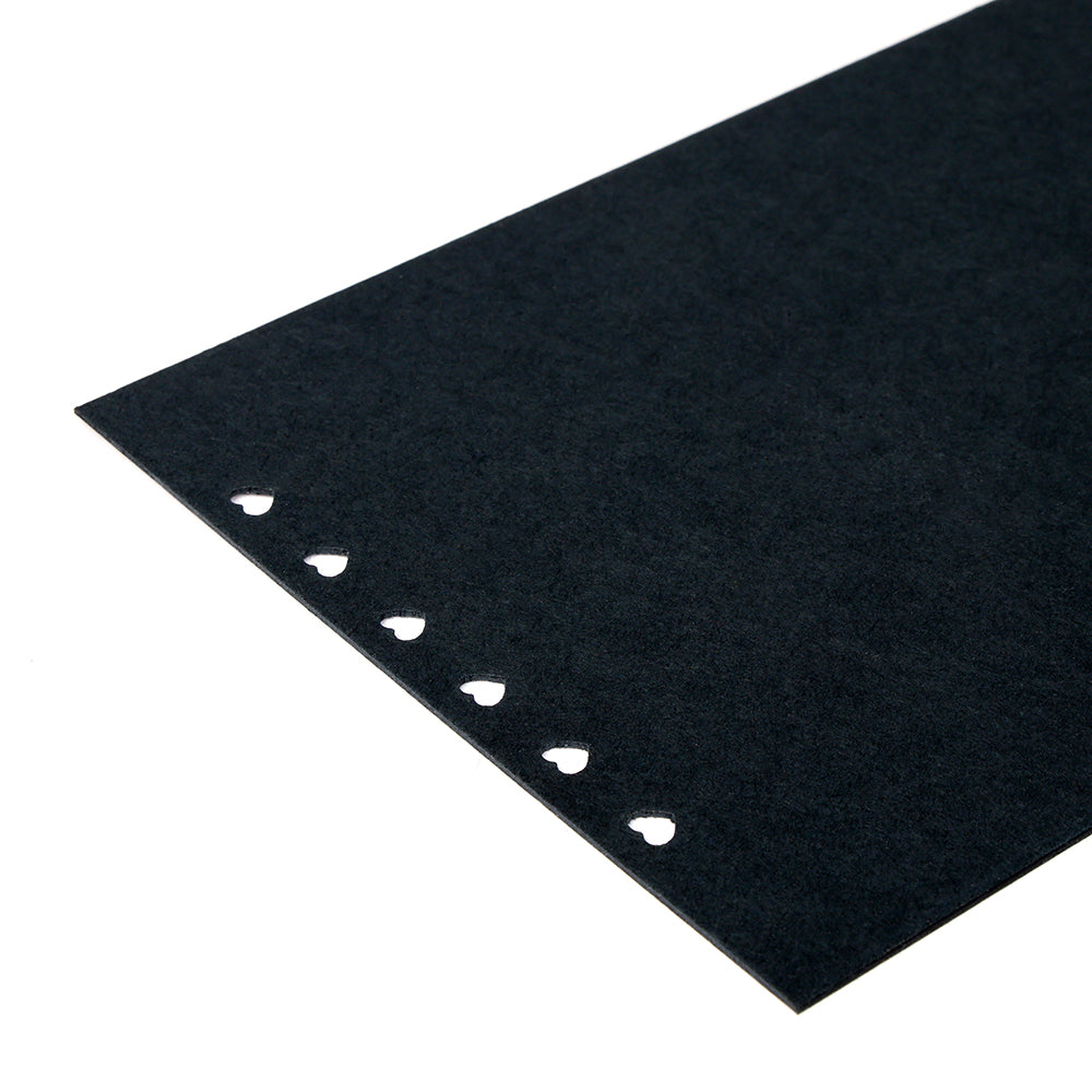 Schwarzes Blatt Papier mit kleinen herzförmigen Löchern an einer Kante, ideal für die Verwendung mit Vaessen Bind Easy oder anderem Bindezubehör. Marke: Vaessen.