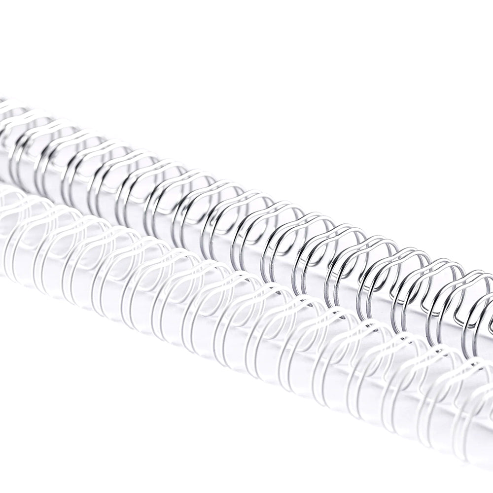 Zwei silberne Vaessen-Spiralbucheinbände sind parallel zueinander auf einem weißen Hintergrund platziert.