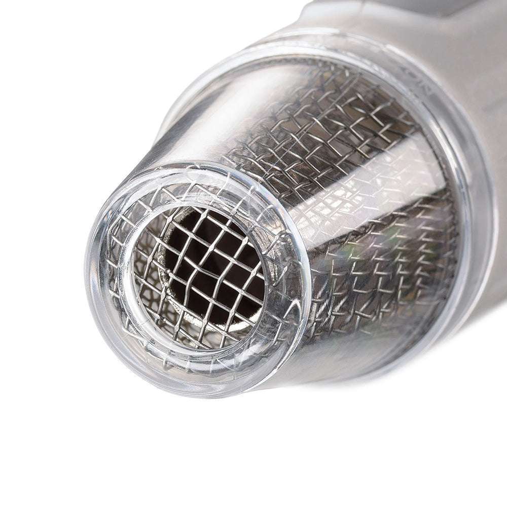 Nahaufnahme einer Metallgitterdüse, wahrscheinlich Teil einer Vaessen-Prägepistole oder Heißluftpistole, die für die präzise Wärmeanwendung bei Bastel- oder Stylinggeräten verwendet wird.