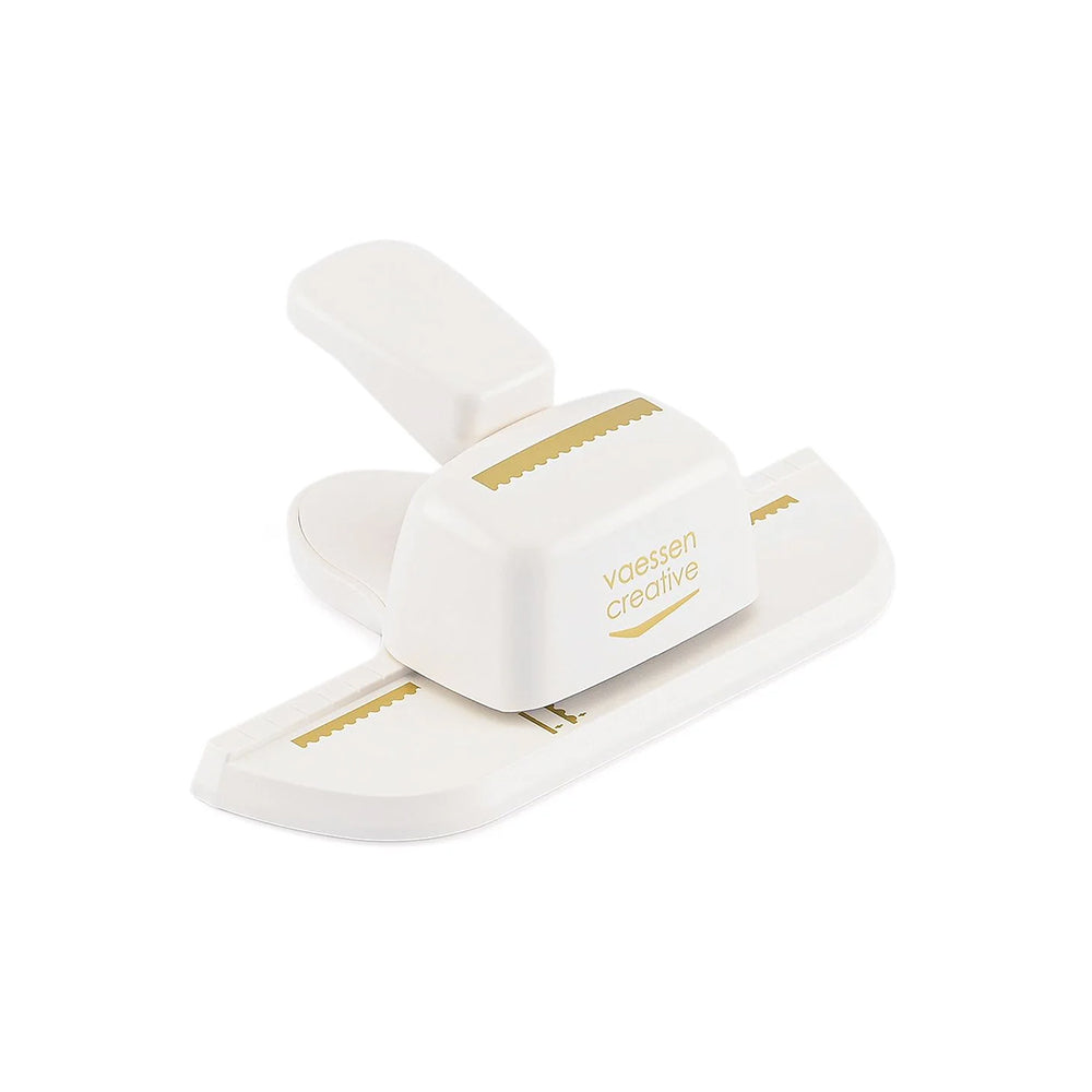 Vaessen-Creative weiß-goldene Bordürenstanze mit Griff, abgebildet auf weißem Hintergrund.