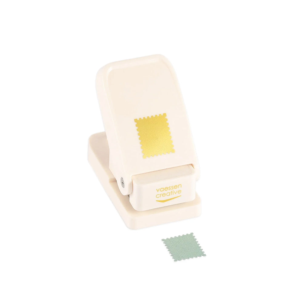 Vaessen-Creative cremefarbene Bastelstanze mit quadratischer Form, hier neben einem ausgeschnittenen quadratischen Stück Papier.