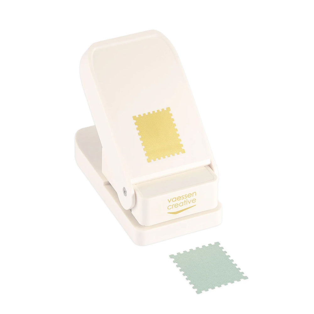 Die weiße Motivstanzer-Bastelpapierstanze von Vaessen-Creative hat ein quadratisches Design mit Briefmarkenrand und enthält ein ausgestanztes Papierquadrat - ideal als Bastelwerkzeug für einzigartige DIY-Projekte.
