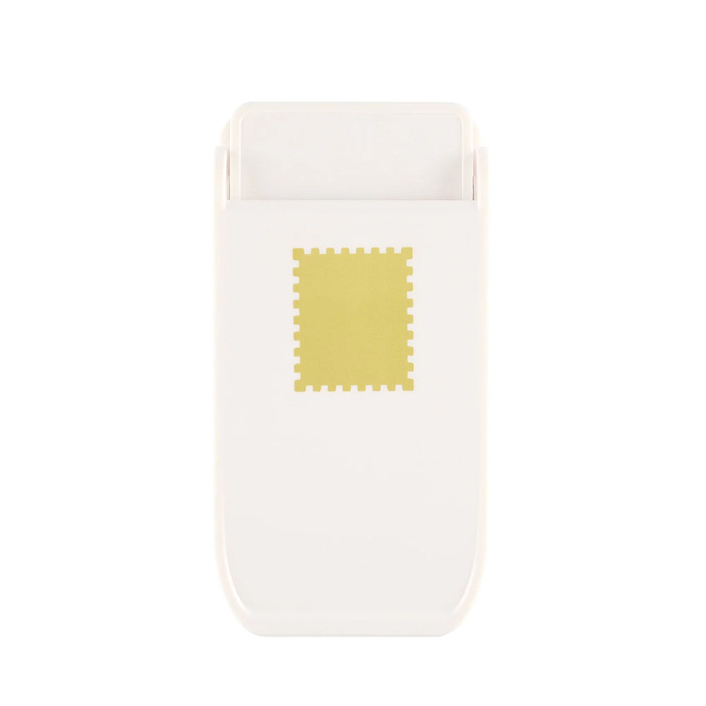 Weißes, handgehaltenes Bastelwerkzeug aus Kunststoff von Vaessen-Creative, mit einem gelben, quadratischen Etikett auf der Vorderseite, fotografiert auf weißem Hintergrund.