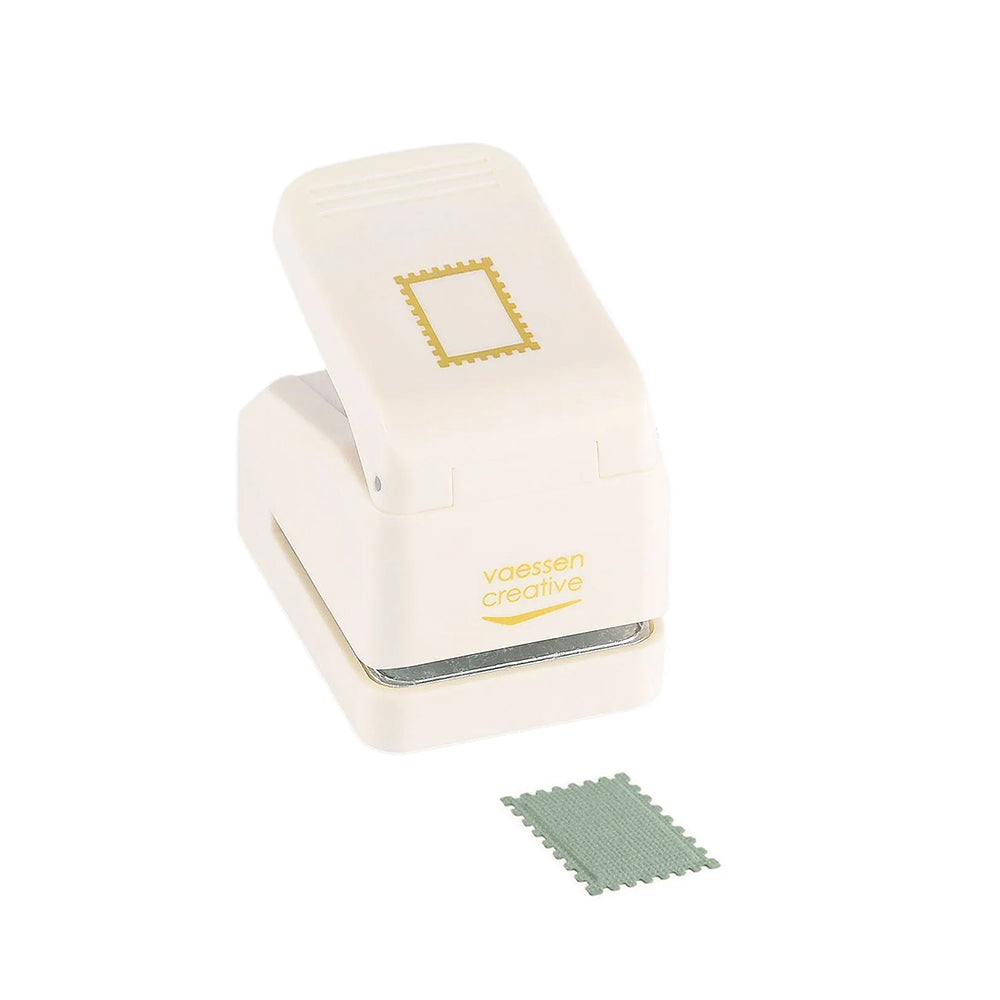 Ein cremefarbener Vaessen-Creative Motivstanzer mit Briefmarkenmotiv und grünem Papierausschnitt - das perfekte Bastelwerkzeug für kreative Projekte.
