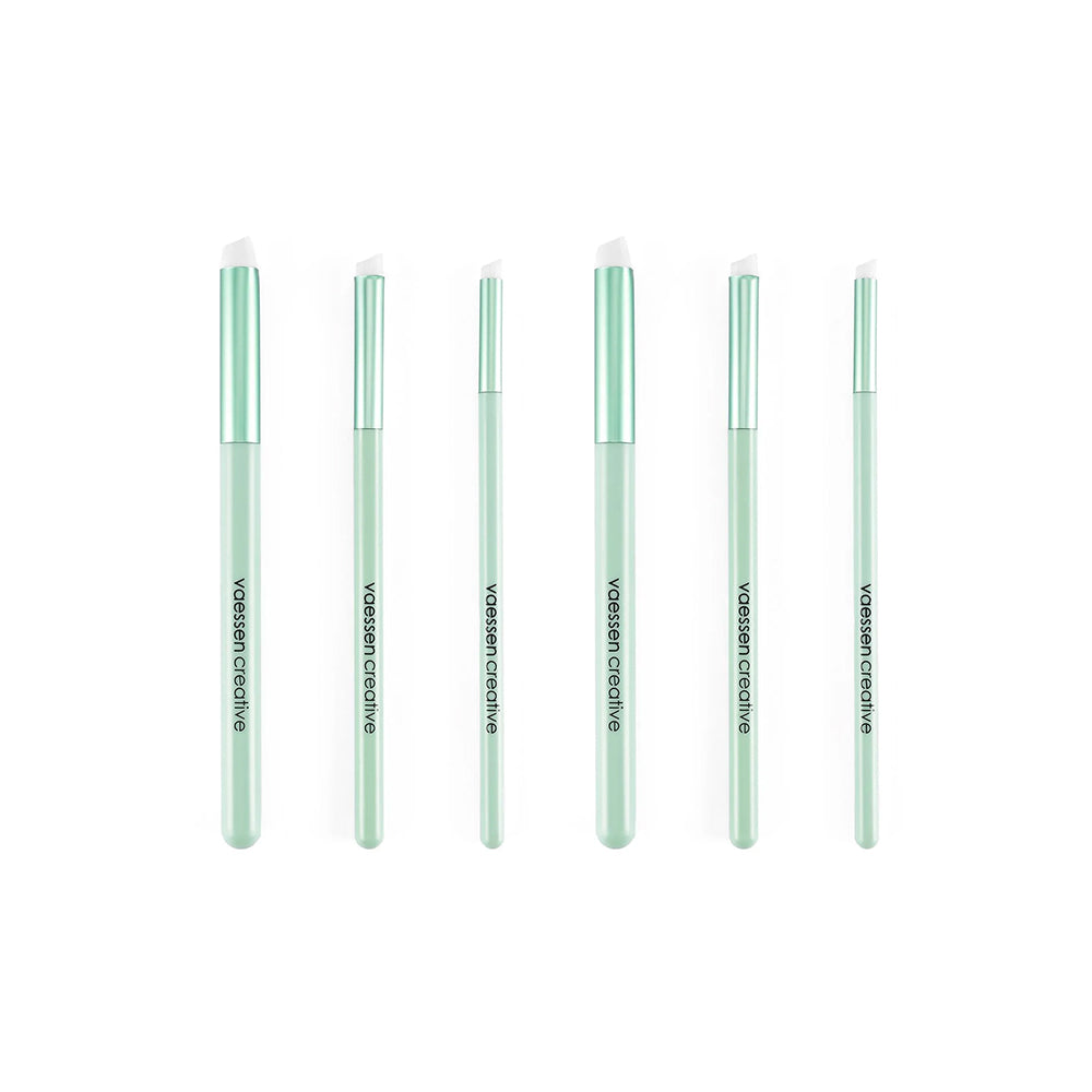 Sechs mintgrüne Vaessen Kosmetikstifte mit weißer, abgeschrägter Spitze sind in einer Reihe auf weißem Hintergrund angeordnet, ideal für Detailvermischungstechniken oder das Hinzufügen präziser Linien in Mixed-Media-Projekten.