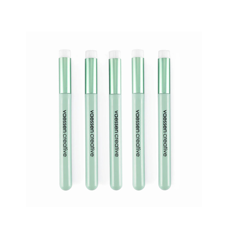 Fünf mintgrüne Stifte mit dem Schriftzug "Vaessen", die in einer Reihe auf weißem Hintergrund angeordnet sind - ideal, um Ihren Mixed-Media-Projekten stilvolle Details zu verleihen.