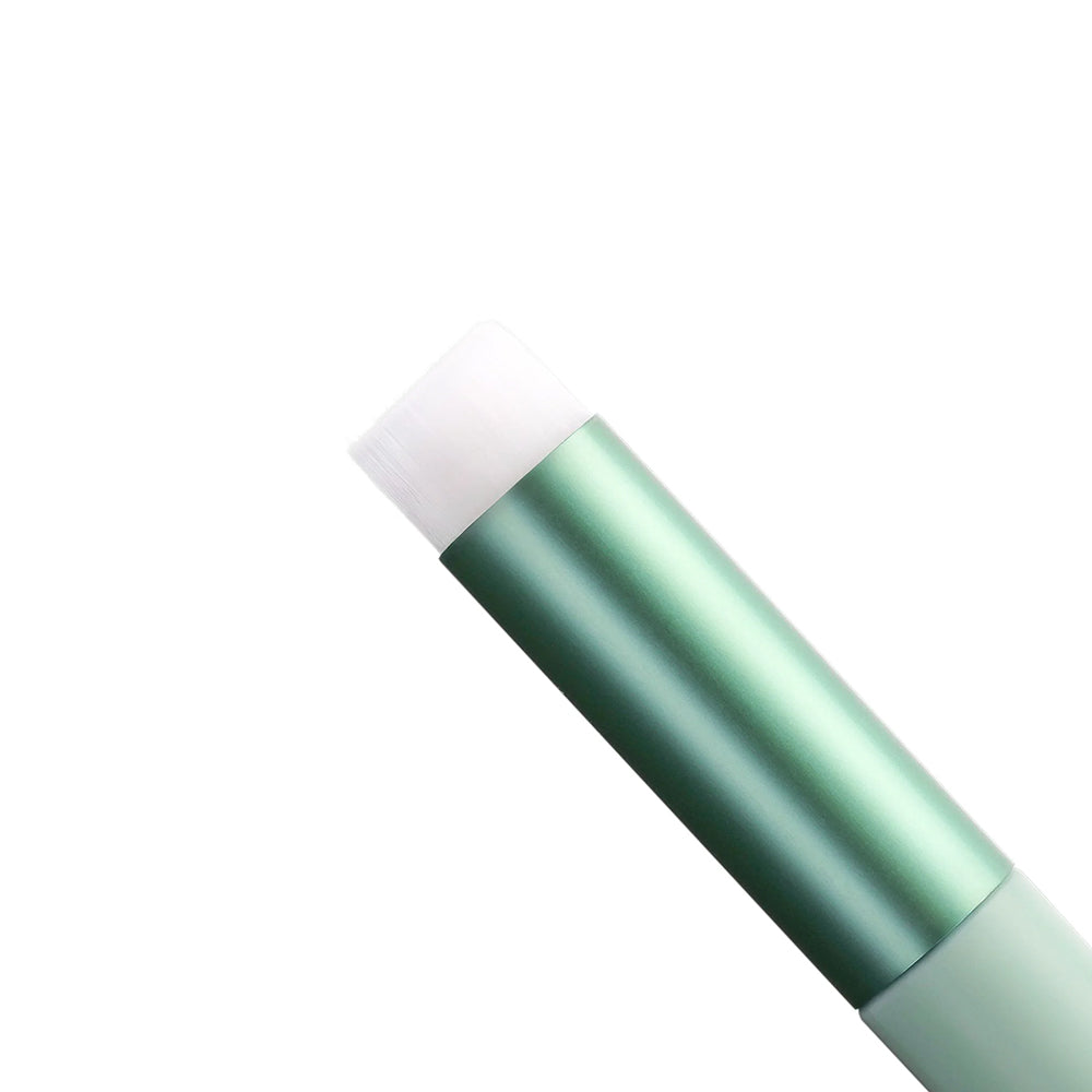 Eine Nahaufnahme eines Vaessen Mini Blending-Pinsels mit grünem Griff und weißen Borsten, ideal für Stempeltinten und Mixed-Media-Projekte, dargestellt auf weißem Hintergrund.