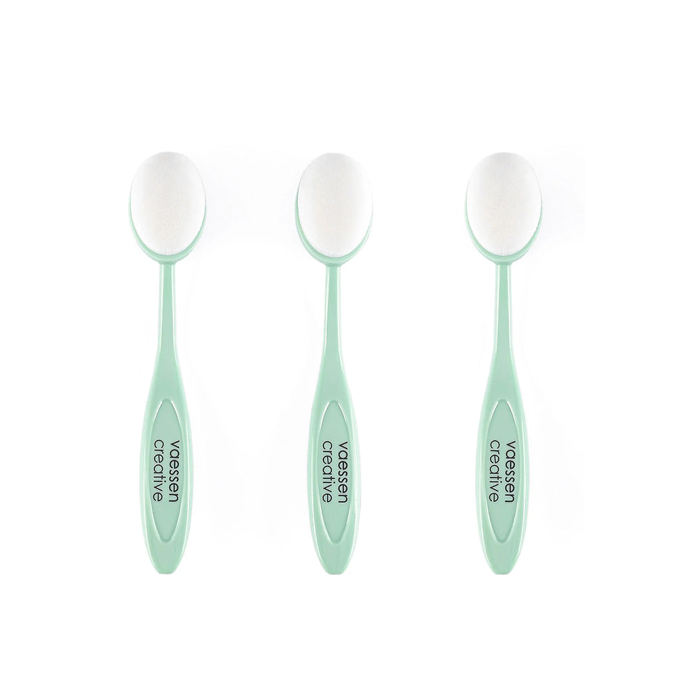 Drei mintgrüne Mischpinsel mit ovalen weißen Borsten und dem Schriftzug "Vaessen" auf den Griffen - ideal für Make-up oder Mixed-Media-Projekte.
