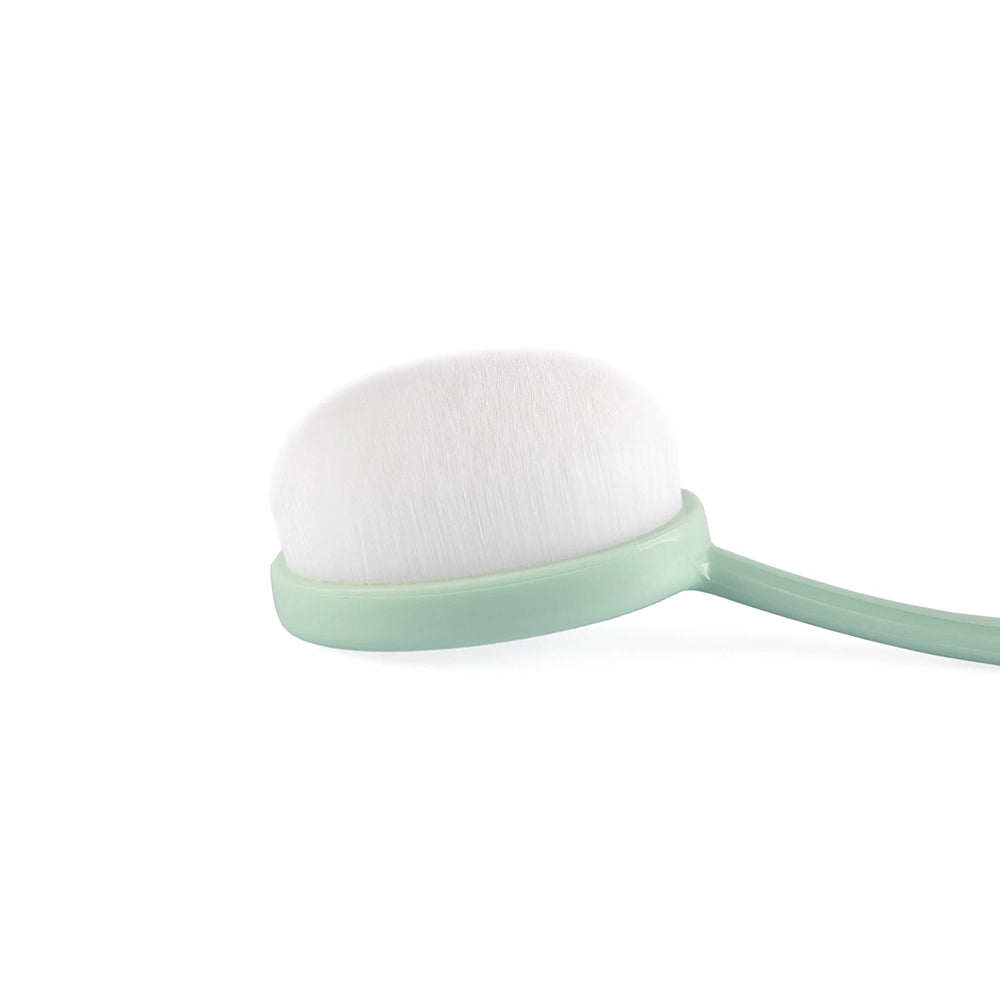 Eine Nahaufnahme eines weichen, runden Vaessen Blending Brush mit weißen Borsten und einem hellgrünen Griff - ideal zum Auftragen von Stempeltinte in Mixed-Media-Projekten.