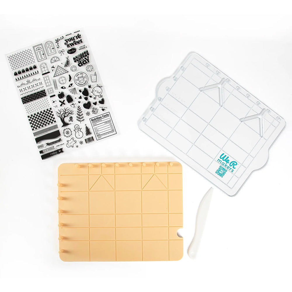 Bastelwerkzeuge und Stempel für die Kartengestaltung, darunter das vielseitige 3-in-1-System aus Stempelbrett, Falzbrett, Falzbein und transparenter Führungsmatte – perfekt für all Ihre Papierbastelprojekte.